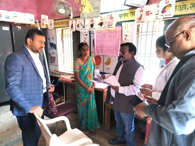 महासमुंद/lसंभागायुक्त श्री महादेव कांवरे ने एसआईआर के कार्यां का किया अवलोकन शत प्रतिशत मतदाताओं तक पहुंचने मुनादी करने के निर्देश डिजिटाइजेशन कार्य में तेजी लाएं