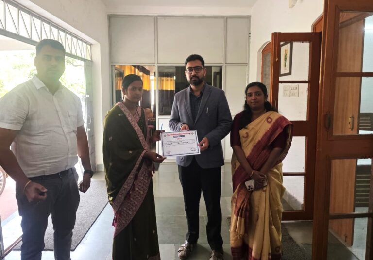 महासमुंद/एसआईआर में उत्कृष्ट कार्य के लिए बीएलओ तथा बीएलओ सुपरवाइजर सम्मानित जिला निर्वाचन अधिकारी श्री विनय लंगेह ने सरायपाली के बीएलओ को किया सम्मानित