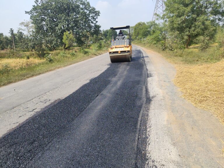 महासमुन्द जिले में 398.40 कि.मी. सड़क मार्ग को डब्ल्यु.एम.एम. एवं बी.टी. पेच रिपेयर कर गड्ढा मुक्त किए जाने का कार्य प्रारम्भ