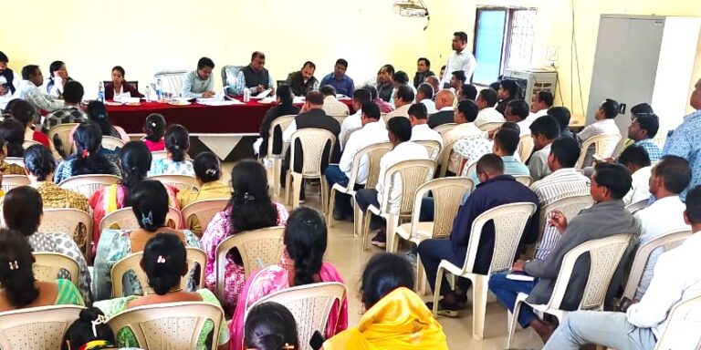 महासमुंद/जिला पंचायत सीईओ श्री नंदनवार ने की योजनाओं की समीक्षा, दिए आवश्यक निर्देश