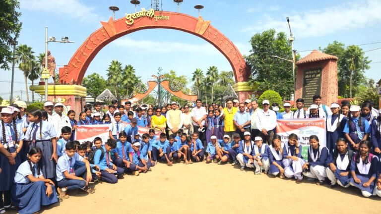 सूर्यकिरण एयरोबेटिक्स को लेकर नवा रायपुर में महासमुंद जिले के 1500 छात्र छात्राएं शामिल होकर सूर्य किरण एयरोबेटिक देखें