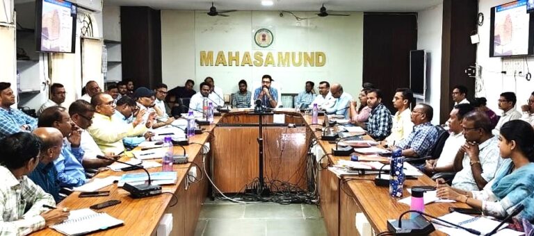 कलेक्टर श्री लंगेह ने ली साप्ताहिक समय-सीमा की बैठक धान खरीदी, विशेष गहन पुनरीक्षण कार्यक्रम, सद्भावना यात्रा की तैयारियों के लिए दिए महत्वपूर्ण निर्देश