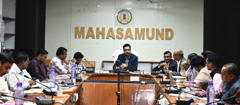 महासमुंद : जिले में बड़ी तैयारी! कलेक्टर लंगेह की सख्त समीक्षा—मतदाता पुनरीक्षण से लेकर धान खरीदी तक दिए कड़े निर्देश