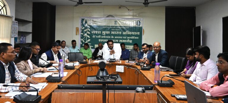 महासमुंद/जिला पंचायत सीईओ श्री नंदनवार ने ली साप्ताहिक समय-सीमा की बैठक सभी समितियों में धान खरीदी प्रारंभ हो एसआईआर अंतर्गत डिजिटाइजेशन के कार्य में तेजी लाएं