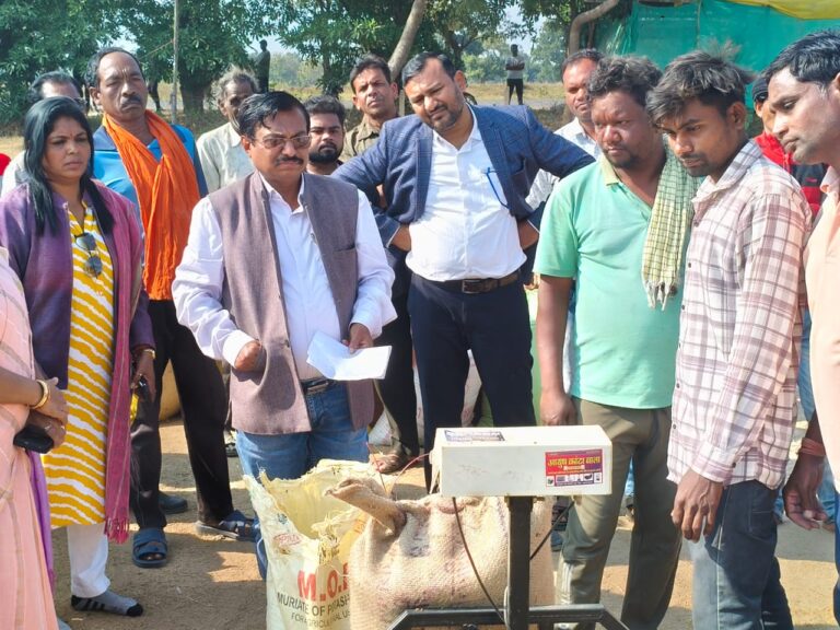 महासमुंद /कमिश्नर श्री महादेव कांवरे ने धान खरीदी केन्द्रों एवं चेक पोस्ट का किया निरीक्षण किसानों को धान बेचने में किसी तरह की समस्या न हो – कमिश्नर