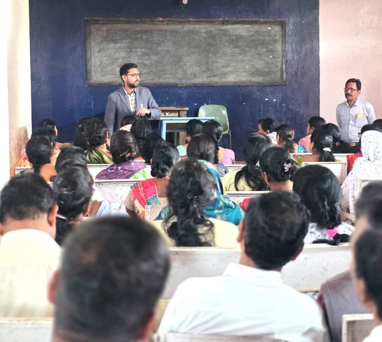 महासमुंद /कलेक्टर ने किया मतदाता विशेष पुनरीक्षण कार्यक्रम अभियान के अंतर्गत ई.एफ. वितरण एवं वालंटियर प्रशिक्षण कार्य का निरीक्षण