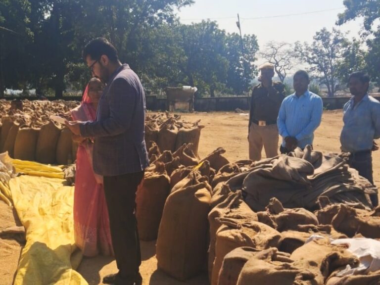 महासमुंद/कलेक्टर श्री विनय कुमार लंगेह ने किया भुरकोनी उपार्जन केंद्र का निरीक्षण, दिए आवश्यक निर्देश