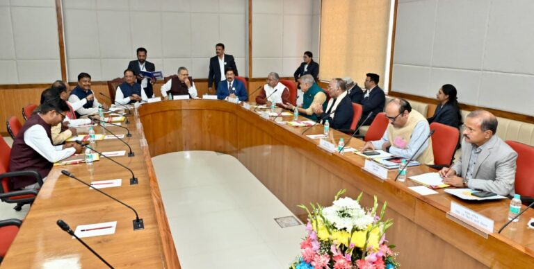 रायपुर : विधानसभा अध्यक्ष डॉ रमन सिंह की अध्यक्षता में आज यहां विधानसभा के समिति कक्ष में कार्य मंत्रणा समिति की बैठक आयोजित