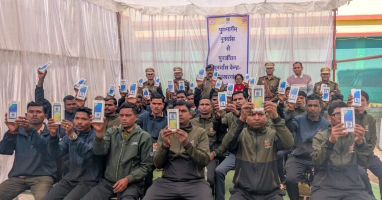 छत्तीसगढ़ : 35 पुनर्वासितों को आईजी बस्तर ने किया स्मार्टफोन एवं प्रशिक्षण किट का वितरण बस्तर आईजी ने पुनर्वास केन्द्र का निरीक्षण कर पुनर्वासित युवाओं से की भेंट