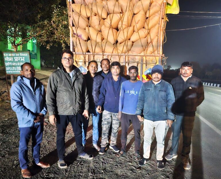 महासमुंद/अवैध धान परिवहन पर कार्रवाई, 694 बोरा धान जब्त