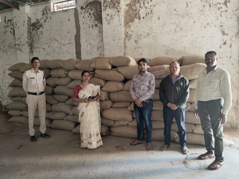 महासमुंद/अवैध धान परिवहन एवं भंडारण पर सख्त कार्रवाई, 1100 कट्टा धान जप्त