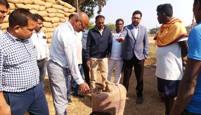 सरायपाली/महासमुंद कलेक्टर लगातार कर रहे धान खरीदी केन्द्रों का निरीक्षण रिशेकला धान उपार्जन केंद्र में किसानों से हुए रूबरू