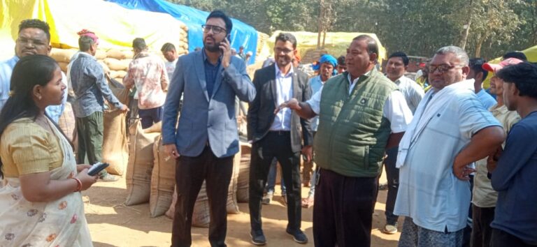महासमुंद/कलेक्टर श्री विनय कुमार लंगेह ने आमाकोनी धान उपार्जन केंद्र का किया निरीक्षण केंद्र प्रभारी एवं संबंधित अधिकारियों को दिए आवश्यक निर्देश