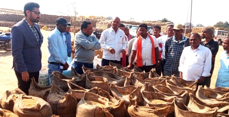 बागबाहरा/कलेक्टर श्री लंगेह ने मुनगाशेर और गांजर धान उपार्जन केंद्र का किया औचक निरीक्षण, दिए आवश्यक निर्देश निर्धारित साईज में स्टैक बनाएं रजिस्टरों का संधारण करें 