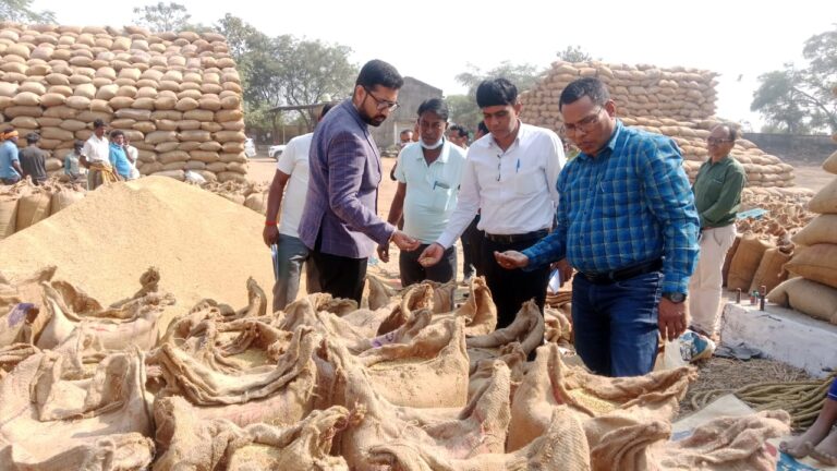 बागबाहरा/धान खरीदी केंद्रों मोंगरापाली, गांजर, रिसीकेला में अनियमितताओं एवं अव्यवस्था पर तीन प्राधिकृत अधिकारी पद से हटाए गए