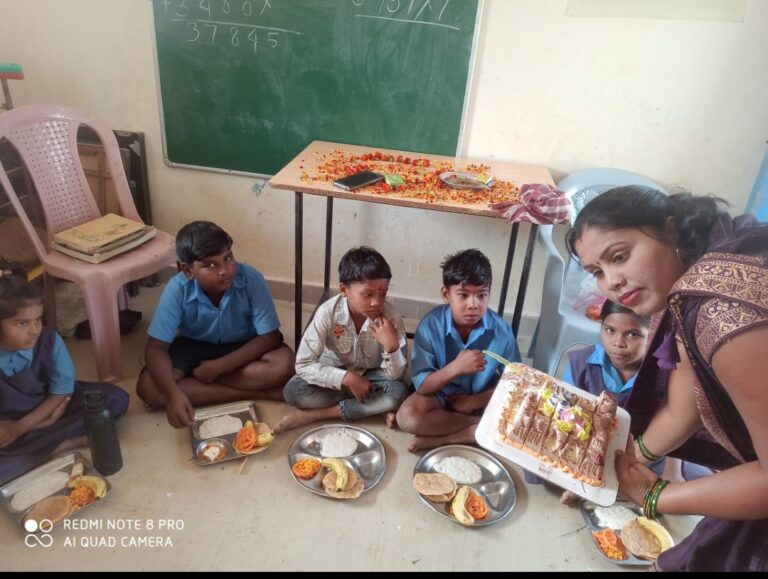सरायपाली शासकीय प्राथमिक शाला परेवापाली में नेवता भोज