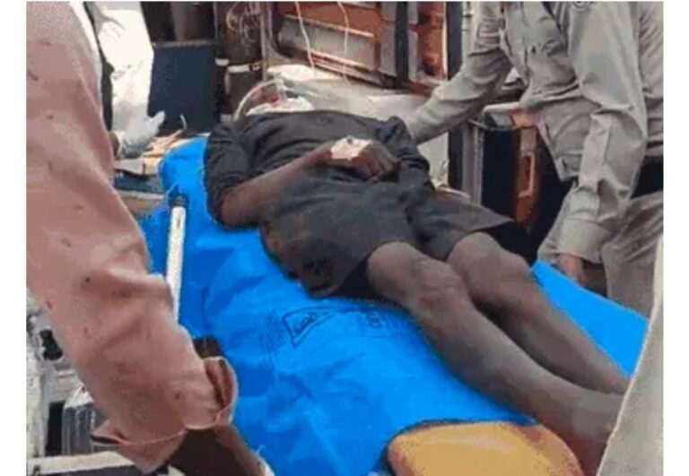 महासमुंद किसान ने ब्लेड से काटा गला:सांस नली कटी, धान बेचने 3 दिनों से परेशान था, गंभीर हालत में रायपुर रेफर