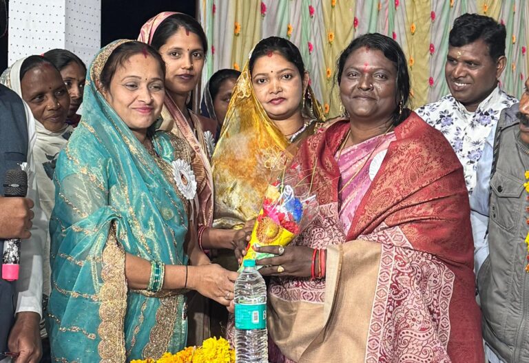 बसना/ग्राम लोहड़ीपुर में गुरु घासीदास जयंती पर्व हर्षोल्लास के साथ मनाया गया।