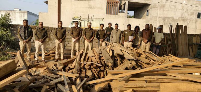 सरायपाली : भारी मात्रा मे बस्तर आर्ट मशीनों-औजारों सहित लाखों का फर्नीचर जब्त, मार्ट को सील सील कर दिया गया है