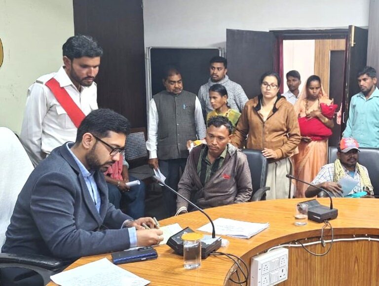 महासमुंद/कलेक्टर श्री लंगेह ने जन चौपाल में सुनी लोगों की समस्याएं