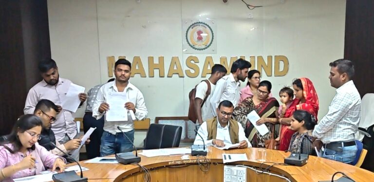 महासमुंद/अपर कलेक्टर श्री सचिन भूतड़ा ने जन चौपाल में सुनी लोगों की मांग एवं समस्याएं