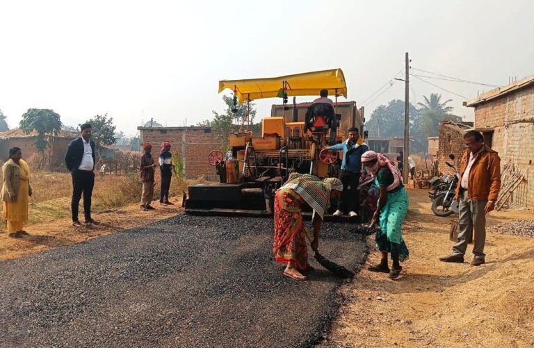 प्लास्टिक से सड़क, पर्यावरण की सुरक्षा और विकास की नई डगर महासमुंद जिले में अभिनव पहल, पीएमजीएसवाय सड़कों में प्लास्टिक का उपयोग
