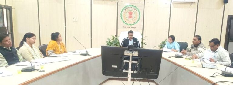 महासमुंद/जिला पंचायत सीईओ श्री नंदनवार ने की वीसी के माध्यम से योजनाओं की समीक्षा