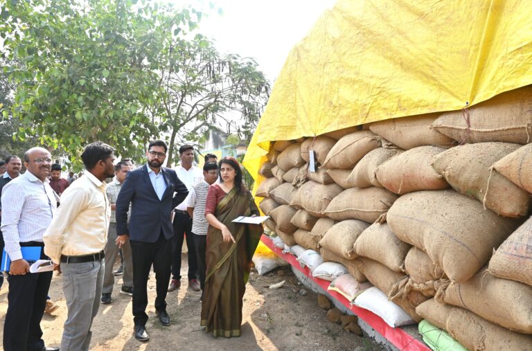महासमुंद/प्रभारी सचिव श्रीमती निहारिका बारिक ने ग्राम खरोरा, झालखम्हरिया और शेर में विकास कार्यों एवं धान खरीदी व्यवस्था का लिया जायजा
