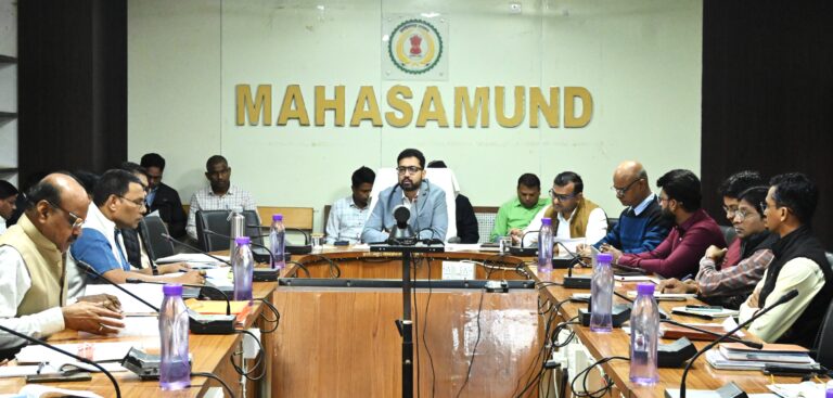 महासमुंद /कलेक्टर ने ली साप्ताहिक समय-सीमा की बैठक धान खरीदी में नोडल अधिकारी सतत मॉनिटरिंग करें – कलेक्टर