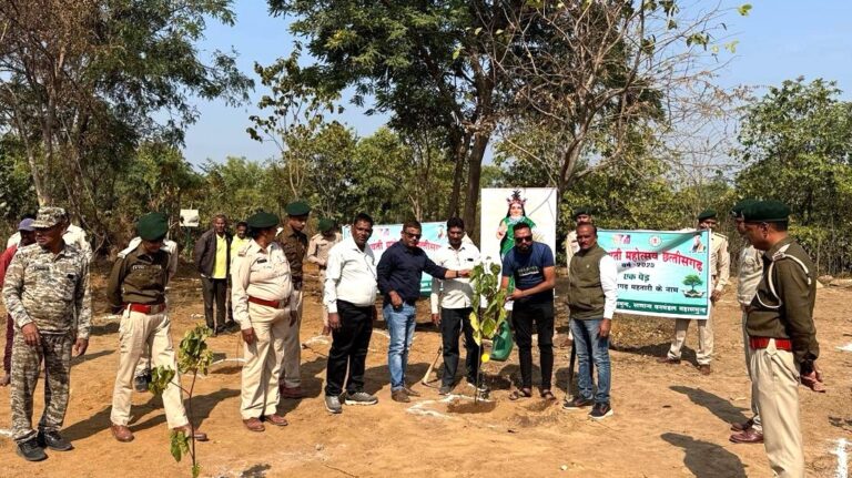 महासमुंद/रजत जयंती महोत्सव 2025 वन चेतना केंद्र कोडार में रजत जयंती वाटिका का निर्माण