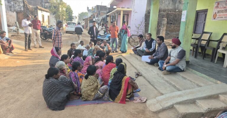 बसना/ग्राम गढ़फुलझर में जो एवं रोजगार दिवस के अवसर पर सीईओ श्री नंदनवार शामिल हुए