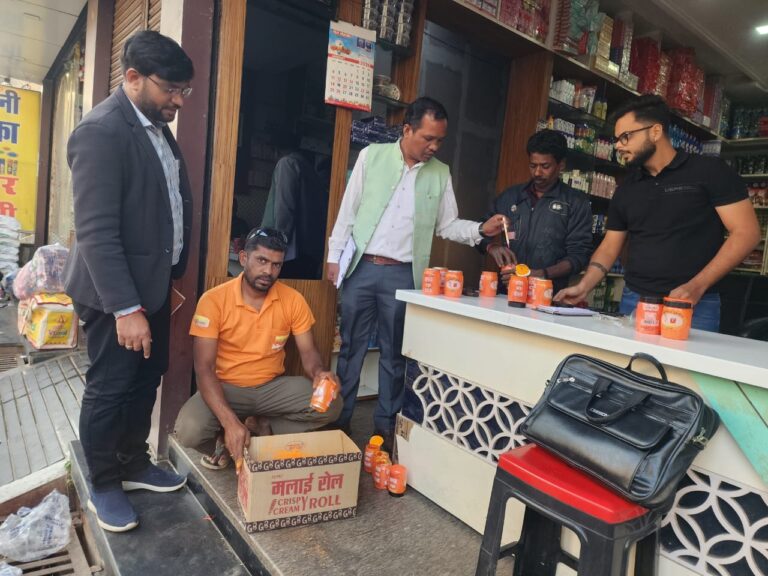 अखाद्य रंग के विरुद्ध खाद्य सुरक्षा विभाग की कार्रवाई गोल बाजार महासमुंद में 51 नग मेटानिल येलो जब्त कर नष्ट