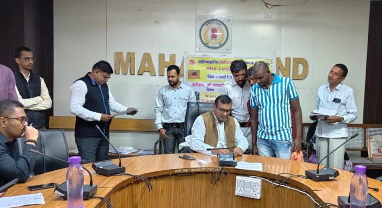 महासमुंद/अपर कलेक्टर श्री सचिन भूतड़ा ने जन चौपाल में सुनी लोगों की मांग एवं समस्याएं