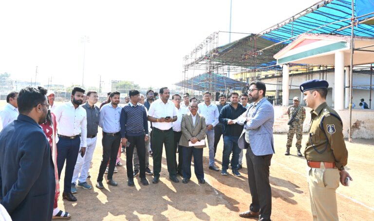 महासमुंद /कलेक्टर एवं एसपी ने गणतंत्र दिवस की तैयारियों का लिया जायजा।विभागों द्वारा जीवंत झांकी का प्रदर्शन किया जाएगा उत्कृष्ट कार्य के लिए कर्मचारी-अधिकारी होंगे सम्मानित