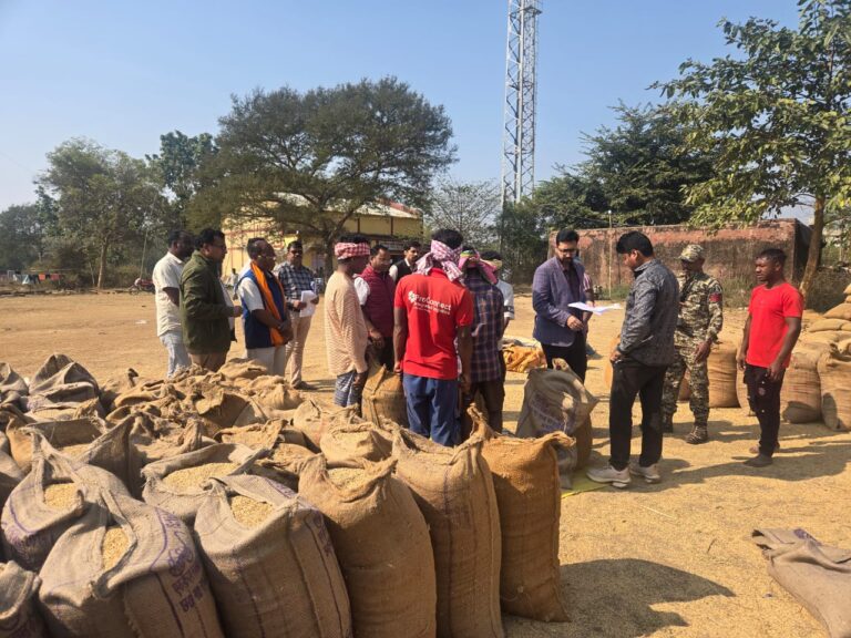 महासमुंद कलेक्टर श्री लंगेह ने किया पाउँसरा और खरोरा उपार्जन केंद्र का आकस्मिक निरीक्षण