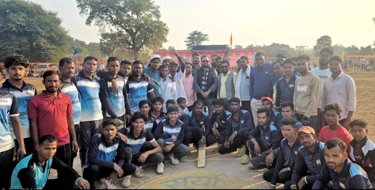 बसना/ खेल के साथ-साथ गांव के विकास में भागीदारी जरूरी : पलसापाली में क्रिकेट प्रतियोगिता का भव्य समापन, जनपद सभापति रहे मुख्य अतिथि: प्रकाश सिन्हा