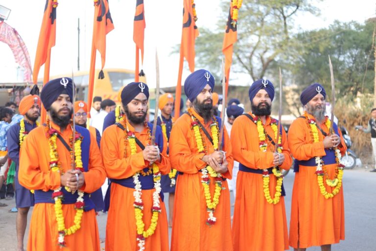 बसना गुरू गोविंद सिंह जी 359 वीं प्रकाश पर्व पर बसना में विशाल नगर कीर्तन