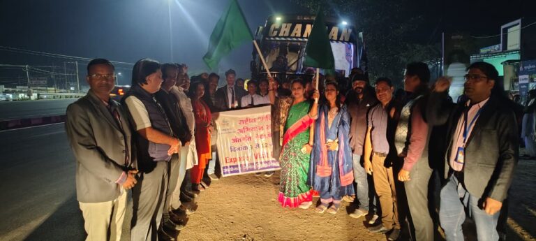 महासमुंद/ राष्ट्रीय आविष्कार अभियान के तहत अंतरराज्यीय एक्सपोजर विजिट को सांसद ने हरी झंडी दिखाकर किया रवाना।
