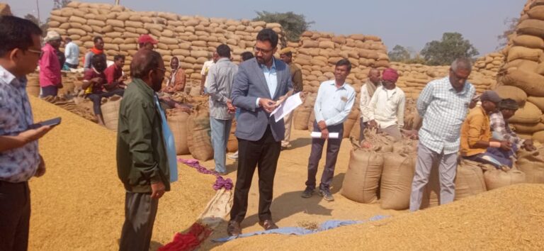 सहकारी समिति घोंच, पिथौरा में कलेक्टर का औचक निरीक्षण अनियमितताओं पर समिति प्रबंधक को निलंबित करने और एफआईआर के निर्देश