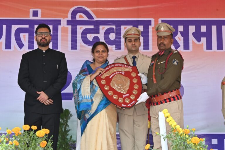 महासमुंद में सांसद श्रीमती रूपकुमारी चौधरी ने फहराया राष्ट्रीय ध्वज शहीदों के परिजनों को किया सम्मानित