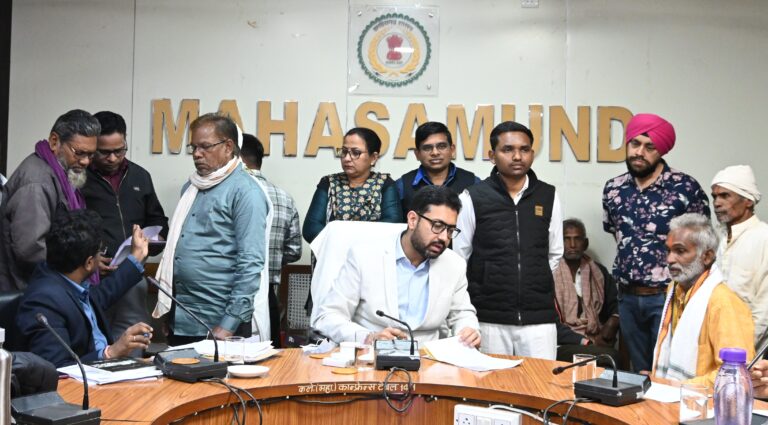 महासमुंद/ कलेक्टर श्री लंगेह ने जन चौपाल में सुनी लोगों की समस्याएं, गुणवत्तापूर्ण निराकरण के दिए निर्देश