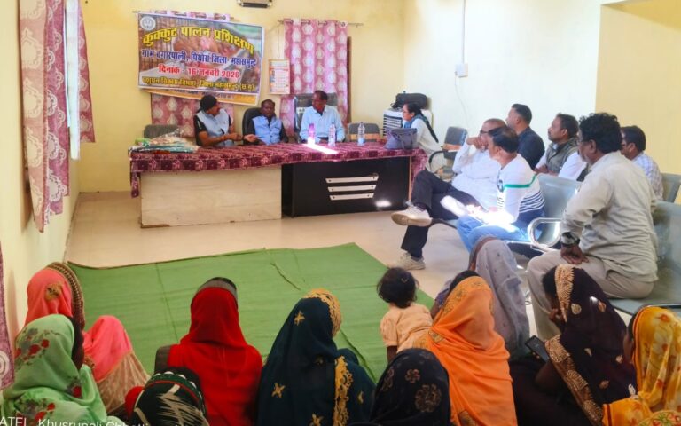 पिथौरा में स्व-सहायता समूह की महिलाओं को मुर्गी पालन का दिया गया प्रशिक्षण