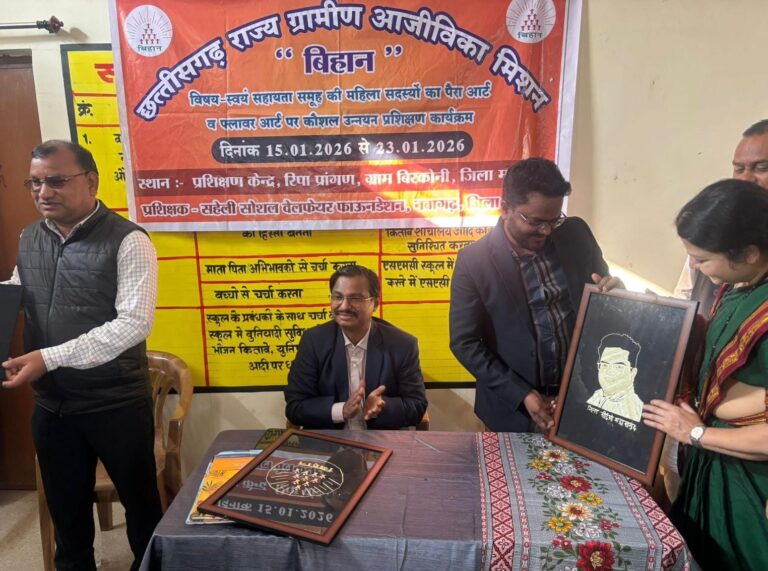 महासमुंद/ रायपुर संभागायुक्त ने बिरकोनी में पैरा आर्ट प्रशिक्षण का किया समापन महिला समूहों को मार्केटिंग और आत्मनिर्भरता के दिए मंत्र