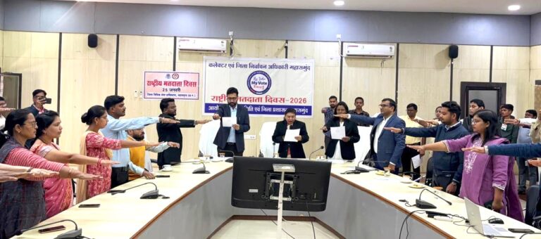 महासमुंद/राष्ट्रीय मतदाता दिवस के अवसर पर उत्कृष्ट बीएलओ हुए सम्मानित, नव मतदाताओं को वितरित किए गए ईपिक कार्ड