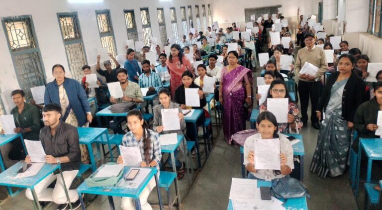 महासमुन्द/महाविद्यालयों में जागरूकता एवं आवेदन अभियान का हुआ आयोजन विद्यार्थियों को प्रारूप-6 में आवेदन करने तथा वोटर हेल्पलाइन मोबाइल एप के संबंध में दी जानकारी