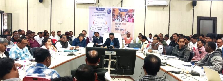 महासमुंद जिला पंचायत सीईओ श्री नंदनवार ने जिले में स्वास्थ्य योजनाओं के प्रभावी क्रियान्वयन को लेकर ली समीक्षा बैठक