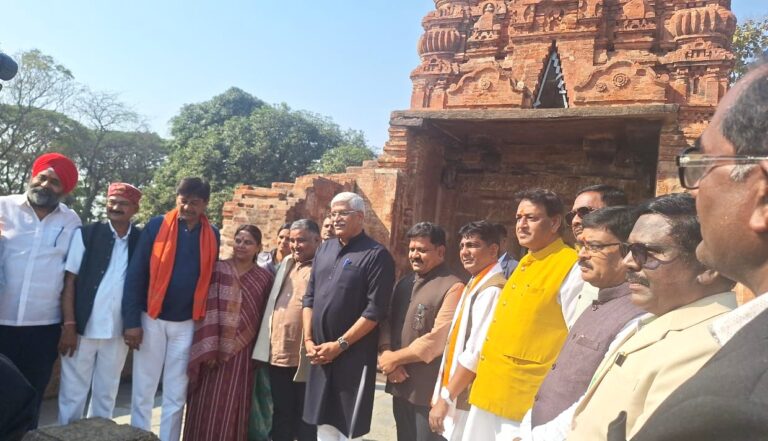 महासमुंद/केंद्रीय संस्कृति एवं पर्यटन मंत्री श्री गजेन्द्र सिंह शेखावत ने किया ऐतिहासिक सिरपुर के पुरातात्विक स्थलों का निरीक्षण