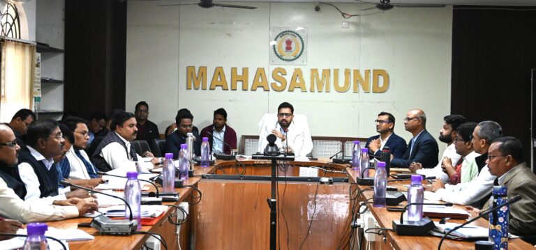महासमुंद/ कलेक्टर ने ली समय-सीमा की बैठक गणतंत्र दिवस की तैयारियों सहित विभिन्न योजनाओं की समीक्षा