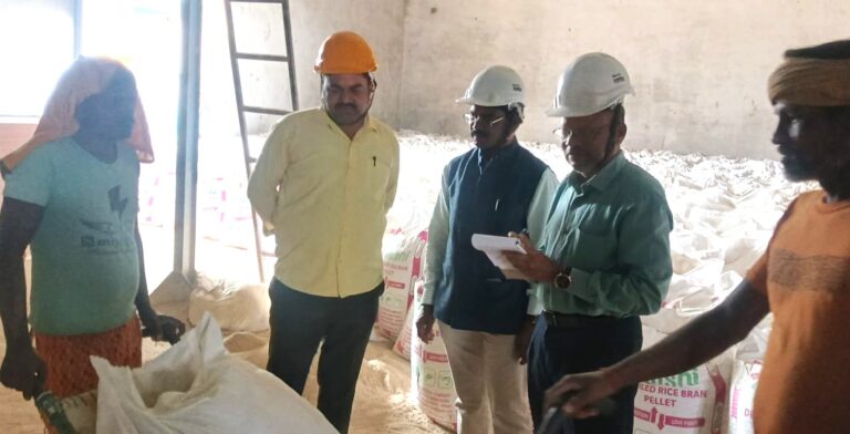 महासमुंद/ जिला स्तरीय गठित संयुक्त टीम द्वारा बेलसोंडा में दो औद्योगिक केन्द्रों का किया निरीक्षण अनियमितता पर प्रबंधन एवं ठेकेदारों को नोटिस जारी