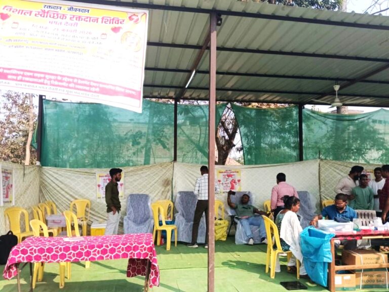 पिथौरा/बिना सक्षम अनुमति के ग्राम भगत देवरी मेंसंचालित किए जा रह ब्लड डोनेशन कैंप पर स्वास्थ्य विभाग की कार्रवाई 07 यूनिट रक्त जब्त